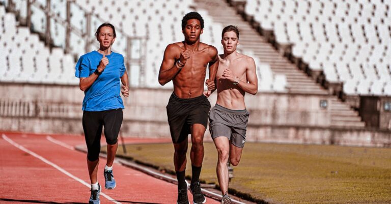 plan d'entraînement de course à pied personnalisé pour améliorer endurance, vitesse et performance, adapté à tous les niveaux.
