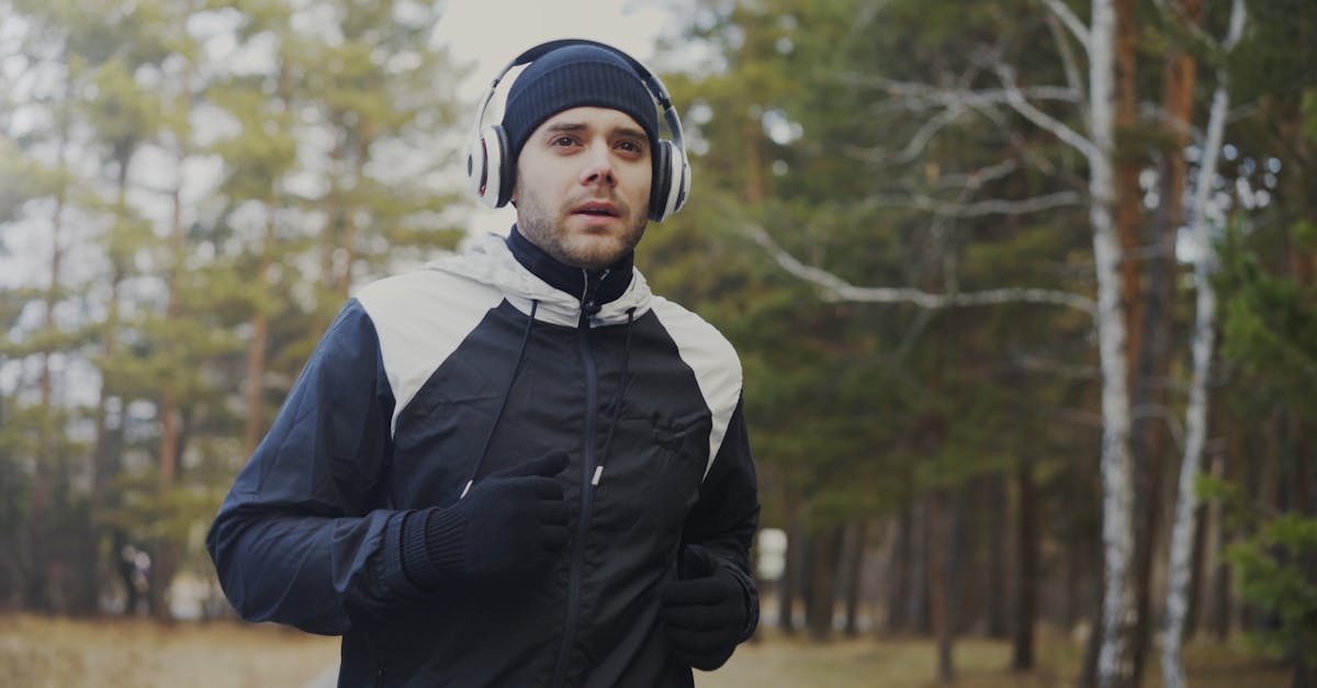 découvrez nos conseils et astuces pour pratiquer la course à pied en hiver en toute sécurité et confort, tout en restant motivé malgré le froid.