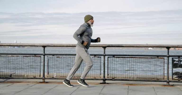 découvrez nos conseils et astuces pour courir en hiver en toute sécurité et confort, tout en protégeant votre santé face au froid.