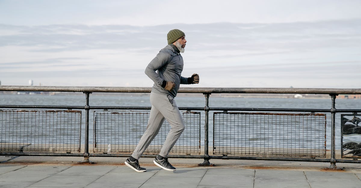 découvrez nos conseils et astuces pour courir en hiver en toute sécurité et confort, tout en protégeant votre santé face au froid.