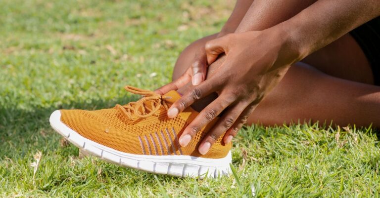 découvrez des stratégies efficaces de gestion de la douleur pour les coureurs, incluant conseils, exercices et méthodes pour améliorer votre confort et performance.