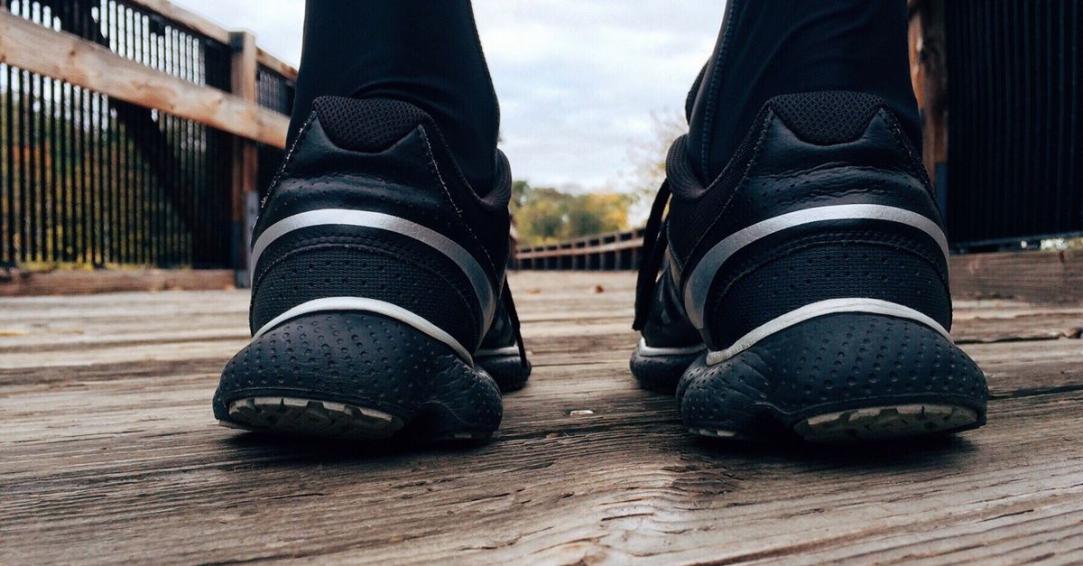 conseils et précautions pour courir en toute sécurité pendant la grossesse, rester active et prendre soin de soi et bébé.