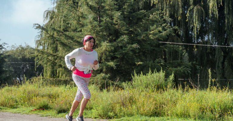 découvrez les conseils essentiels pour courir en toute sécurité pendant la grossesse et rester active tout au long de cette période spéciale.