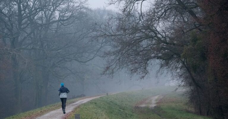 découvrez comment adapter votre entraînement de course à pied aux conditions météorologiques pour optimiser vos performances et rester motivé toute l'année.