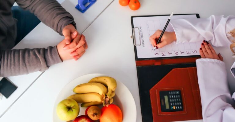 découvrez un plan de nutrition adapté pour les coureurs, optimisant performance et récupération grâce à une alimentation équilibrée.