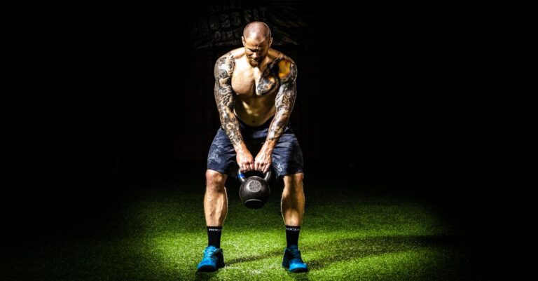 découvrez les bienfaits de l'entraînement en résistance pour renforcer vos muscles, améliorer votre endurance et optimiser votre forme physique.